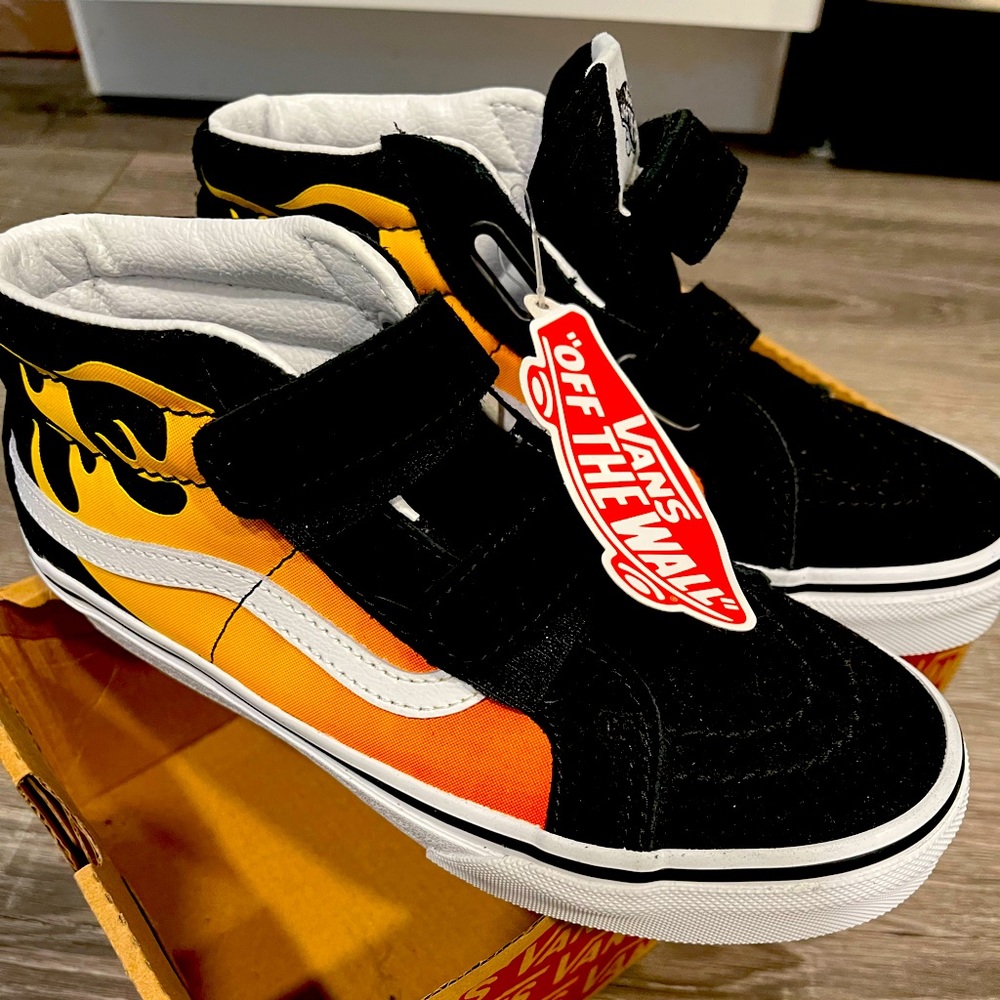 NWT Vans Skate8-Mid Reissu shoes. Brand new with tags attached. Size Youth 3